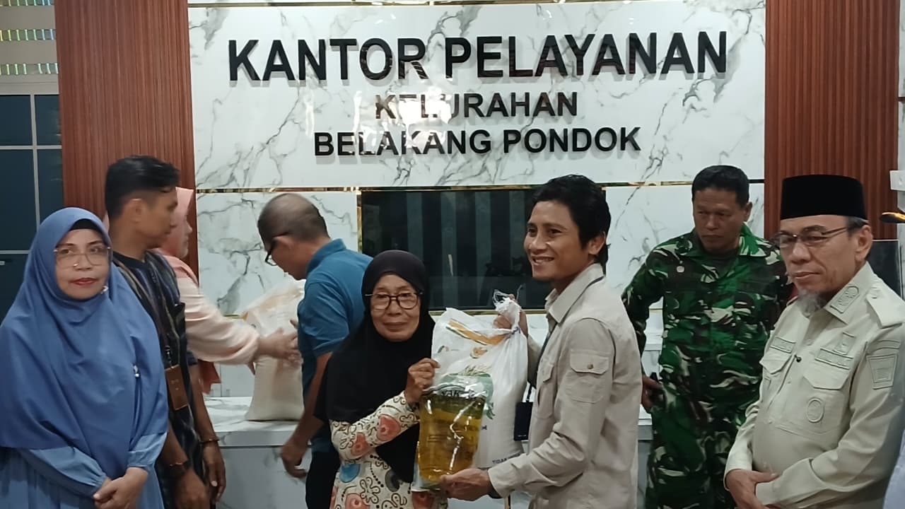 Pemerintah Kota (Pemko) Padang bersama Perum Bulog Wilayah Sumatera Barat menyalurkan bantuan pangan kepada masyarakat miskin ekstrem di Kelurahan Belakang Pondok, Rabu (18/3/2026).