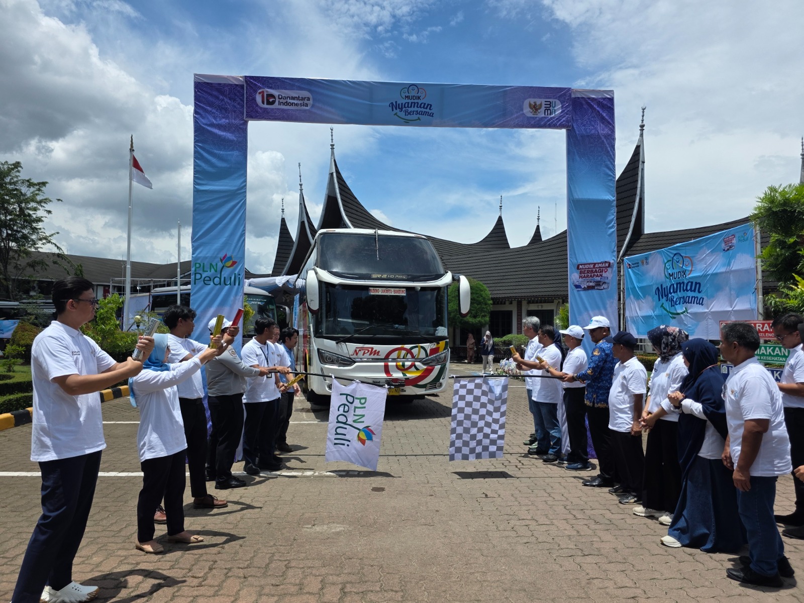 PLN UID Sumbar memberangkatkan 120 pemudik ke Palembang melalui program Mudik Nyaman Bersama PLN 2026 dari Kantor Induk PLN di Padang.