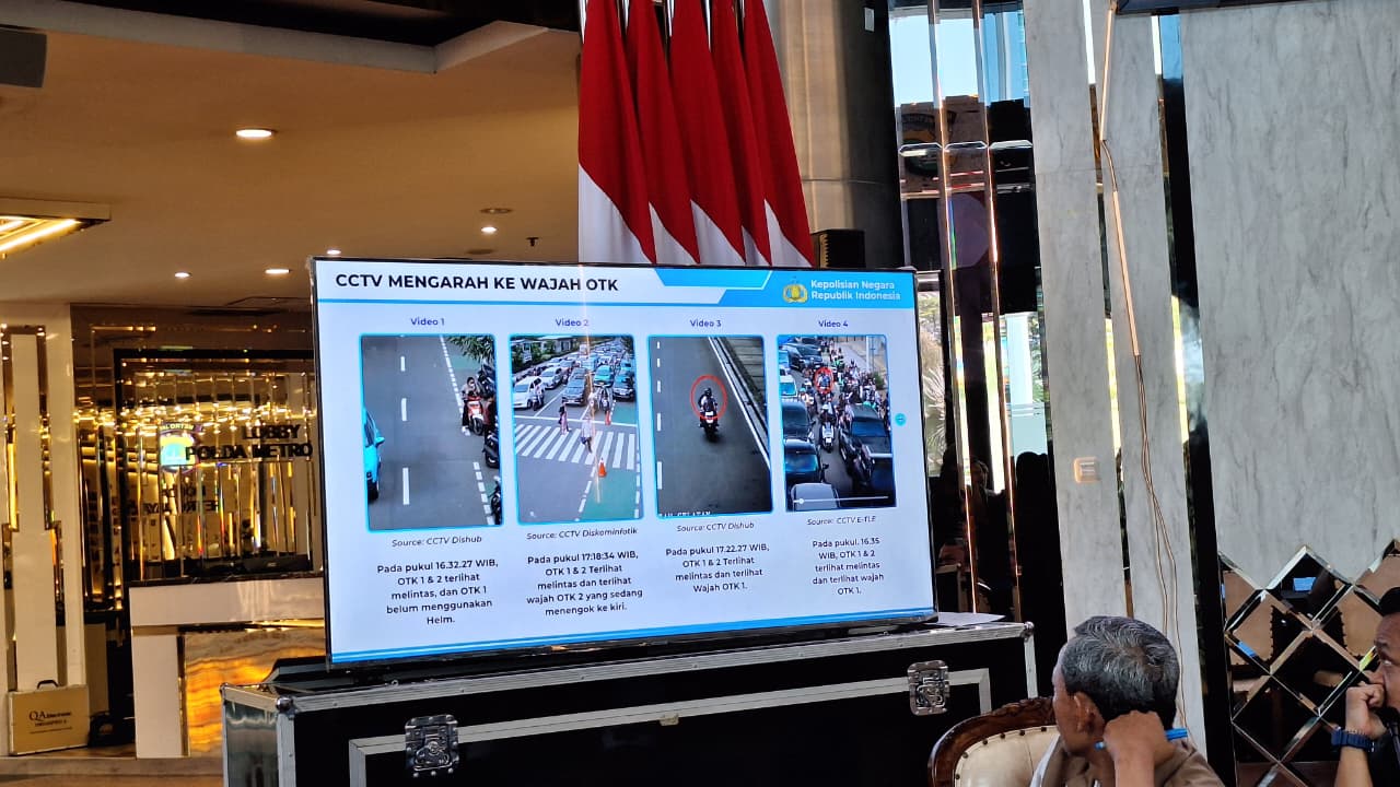 Dirreskrimum Polda Metro Jaya Kombes Pol Iman Imanuddin menunjukkan rekaman CCTV yang menampilkan terduga pelaku penyiraman air keras terhadap aktivis KontraS Andrie Yunus. (Sabik Aji Taufan/JawaPos)