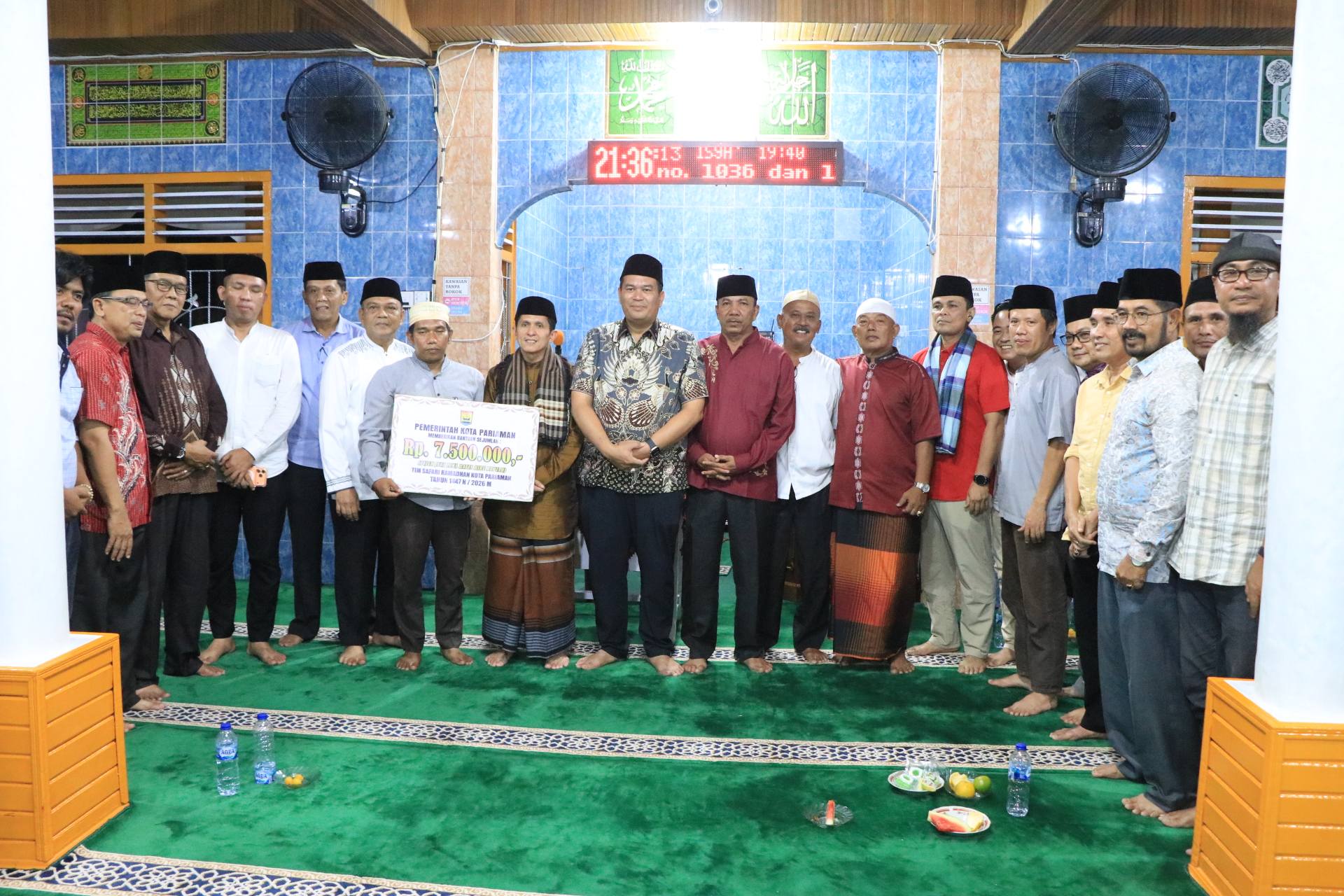 Wali Kota Pariaman Yota Balad Safari Ramadhan di Masjid Nurul Iman, Naras I, dengan menyalurkan bantuan Rp7,5 juta, Al-Qur&rsquo;an, dan zakat kepada jamaah.