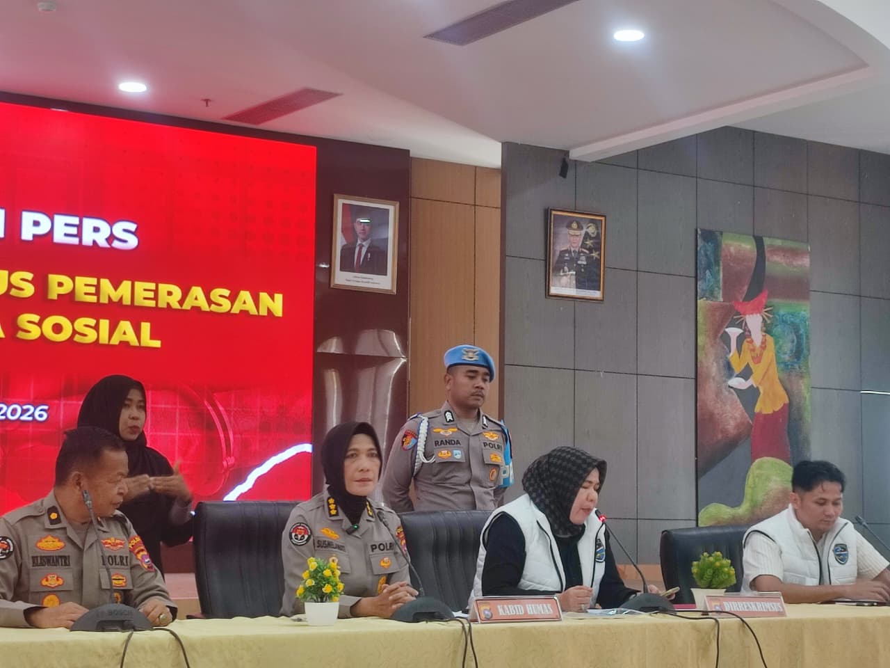 Kabid Humas Polda Sumbar, Kasubdit V Siber Ditreskrimsus Polda Sumbar, dan PJU Polda Sumbar lainnya saat melakukan pengungkapan kasus pemerasan ini di depan awak media di Mapolda, Rabu (18/3/2026)