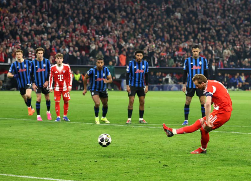 Kapten Bayern Munich Harry Kane sukses eksekusi penalti sukses pada menit ke-25, membuka skor leg kedua babak 16 besar Liga Champions 2026 melawan Atalanta di Fu&szlig;ball Arena M&uuml;nchen. (Foto: UEFA.com)