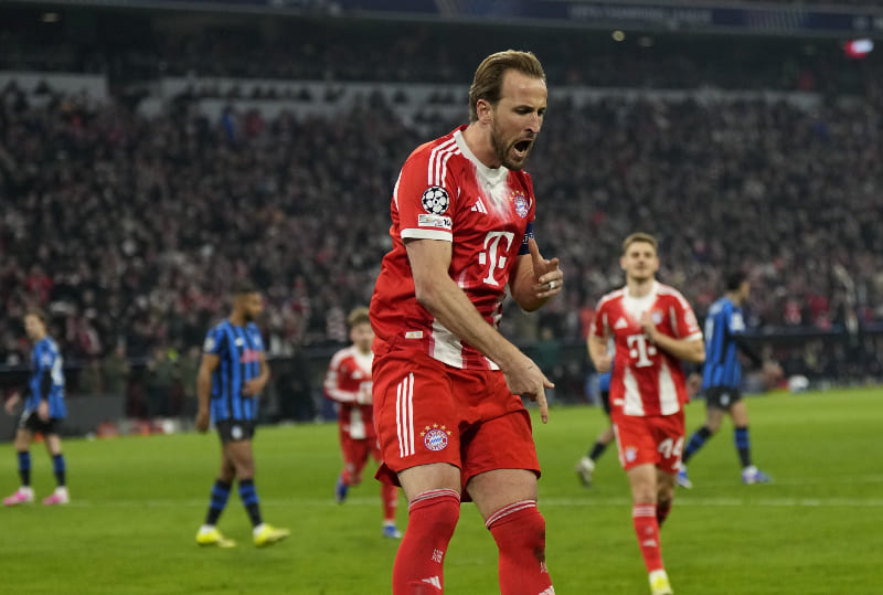 Harry Kane sukses eksekusi penalti untuk membawa Bayern Munich unggul atas Atalanta pada babak pertama laga Liga Champions di Fu&szlig;ball Arena M&uuml;nchen.(Foto: x.com/FCBayernEN)
