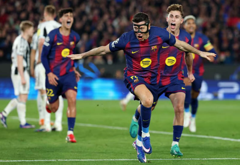 Robert Lewandowski cetak dua gol dan ukir rekor pemain tertua yang mencetak gol di fase gugur Liga Champions saat Barcelona menang 7-2 atas Newcastle.(Foto: UEFA.com)