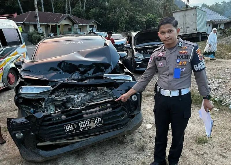 Kecelakaan beruntun yang melibatkan empat kendaraan terjadi di Kilometer 03 Jalan Lintas Sumatera (Jalinsum), tepatnya di Jorong Bungo Tanjuang, Nagari Saok Laweh, Kecamatan Kubung, Kabupaten Solok.