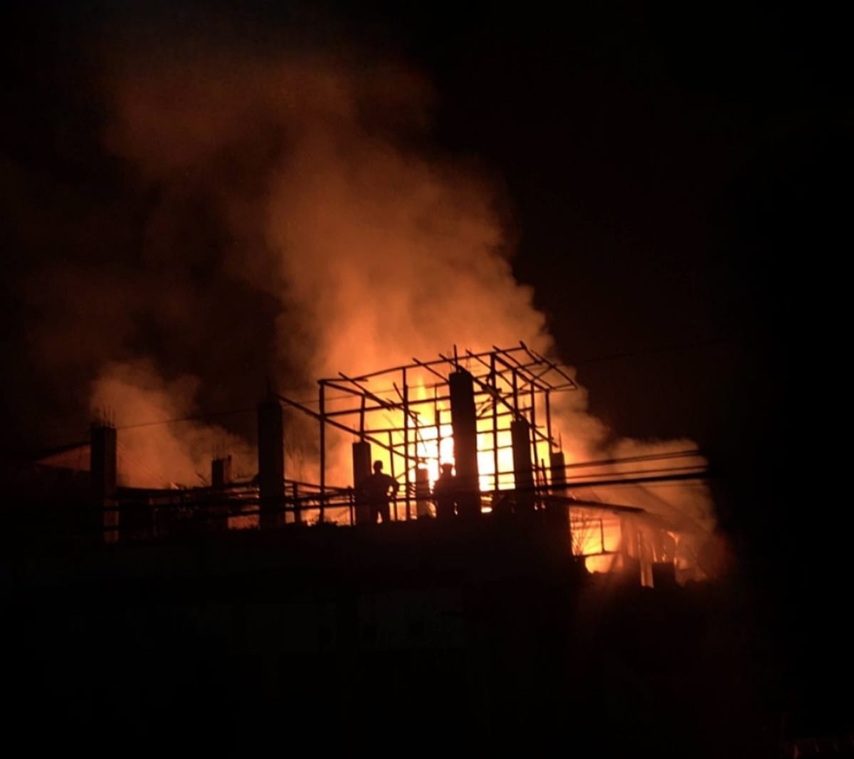 Kebakaran melanda ruko lantai dua di Ampek Angkek, Agam, Kamis dini hari (19/3/2026). Dinas Damkar Agam menduga korsleting listrik jadi pemicu.