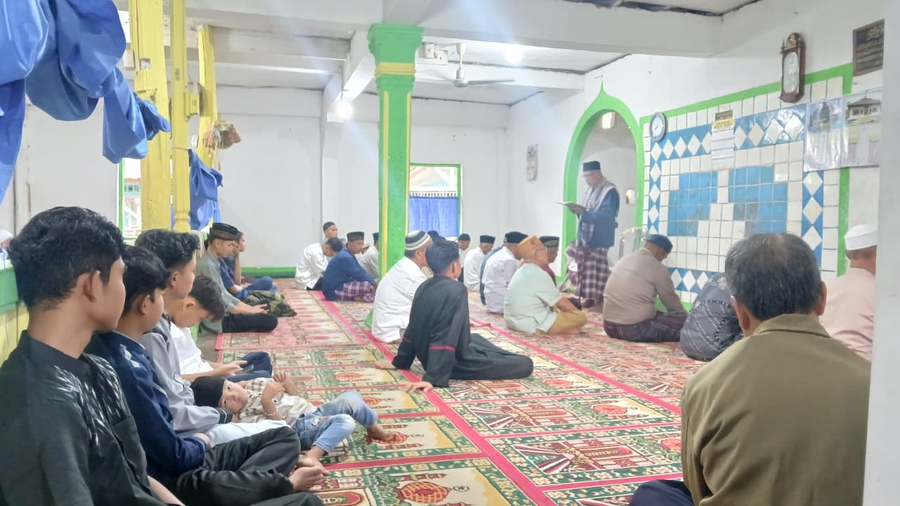 Jamaah Tarekat Naqsabandiyah di kawasan Surau Baru, Kecamatan Pauh, Kota Padang melaksanakan Salat Idulfitri pada Kamis pagi (19/3/2026).