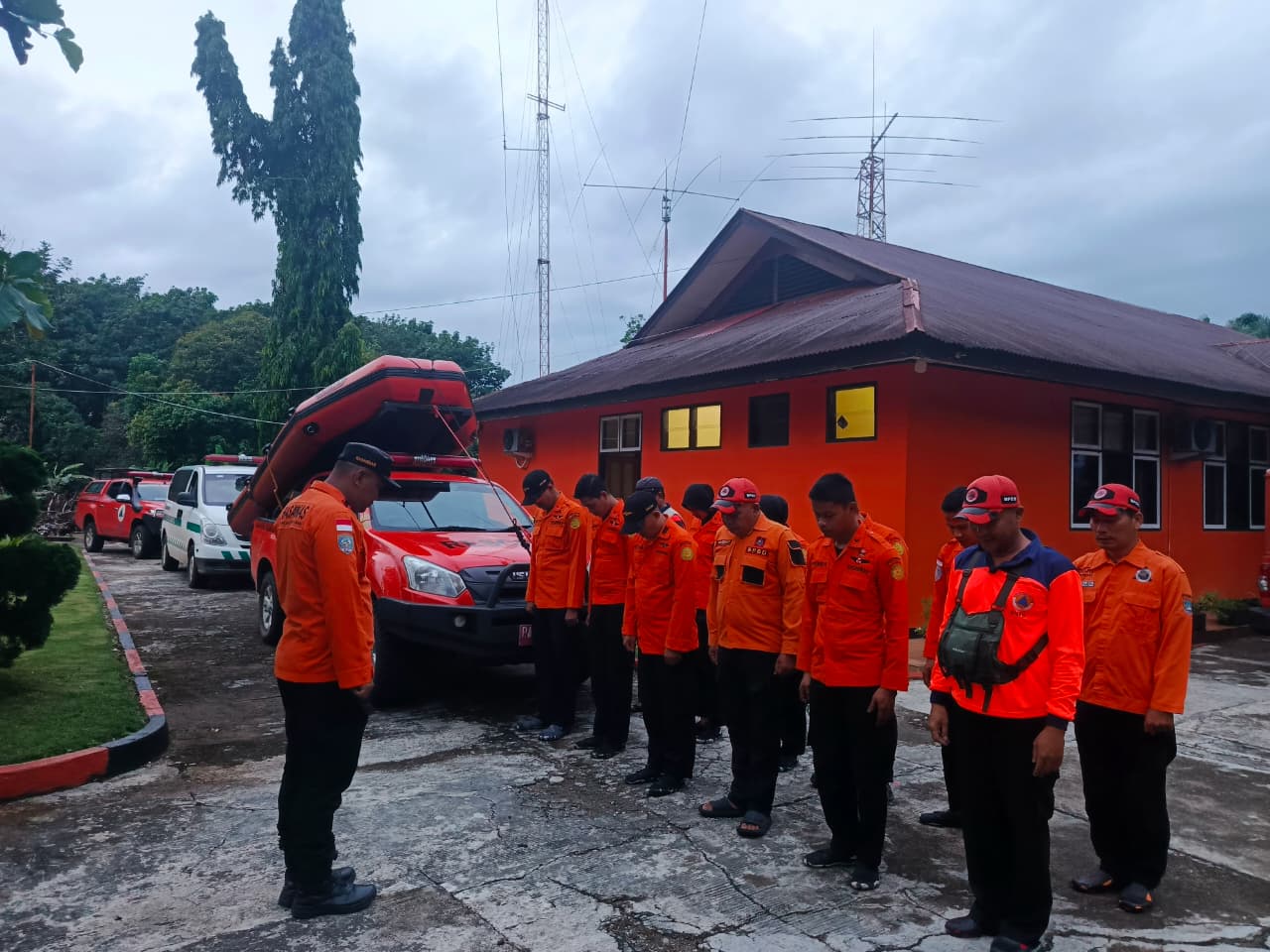 Tim SAR melakukan persiapan pencarian remaja yang dilaporkan hilang diduga terseret ombak di perairan Laut Maligi, Kecamatan Sasak Ranah Pasisia, Kabupaten Pasaman Barat.