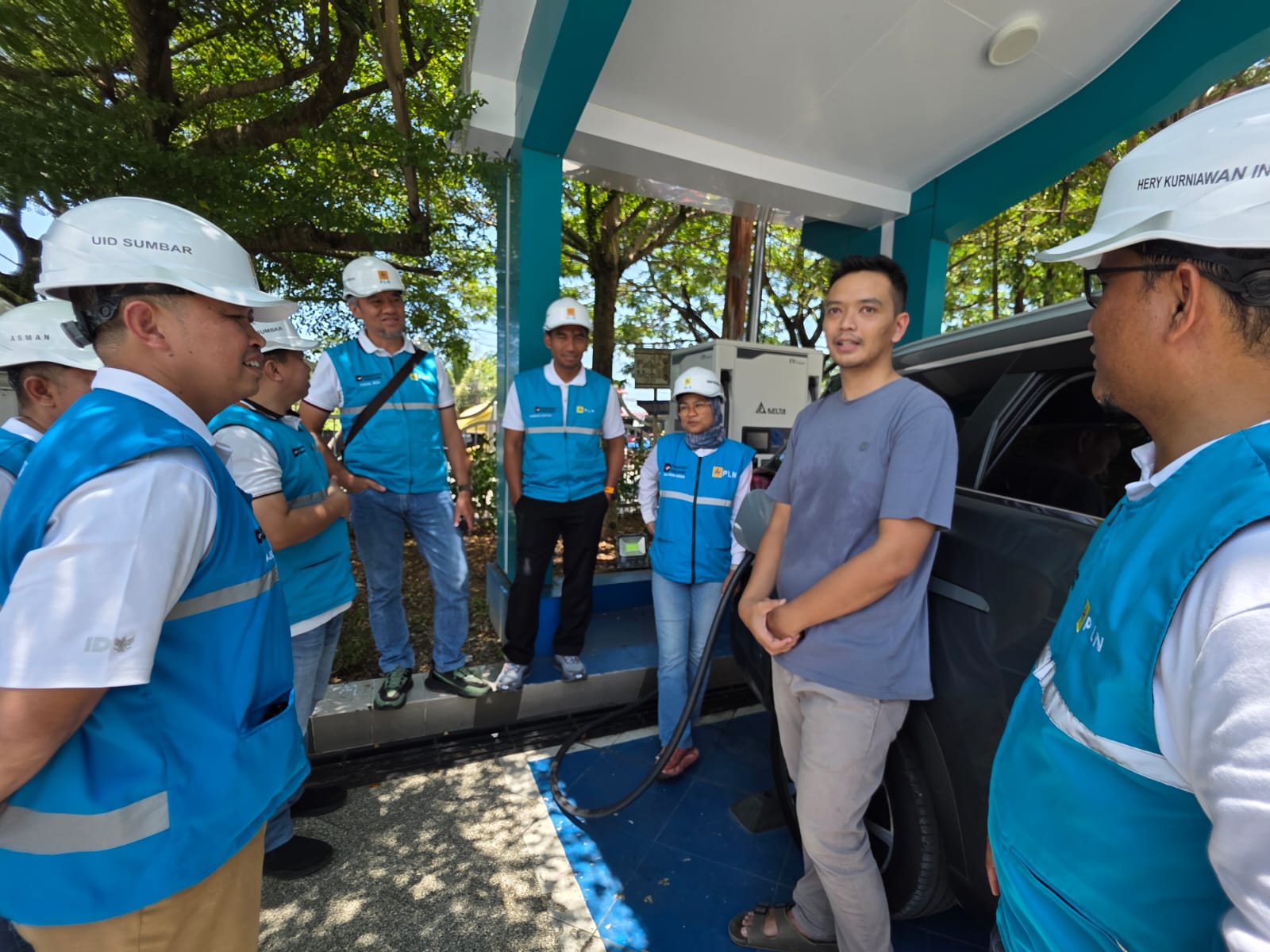 GM PLN UID Sumbar mengecek kesiapan 91 SPKLU di 75 lokasi menjelang mudik Idul Fitri 1447 H untuk memastikan pengisian kendaraan listrik tetap aman dan nyaman.