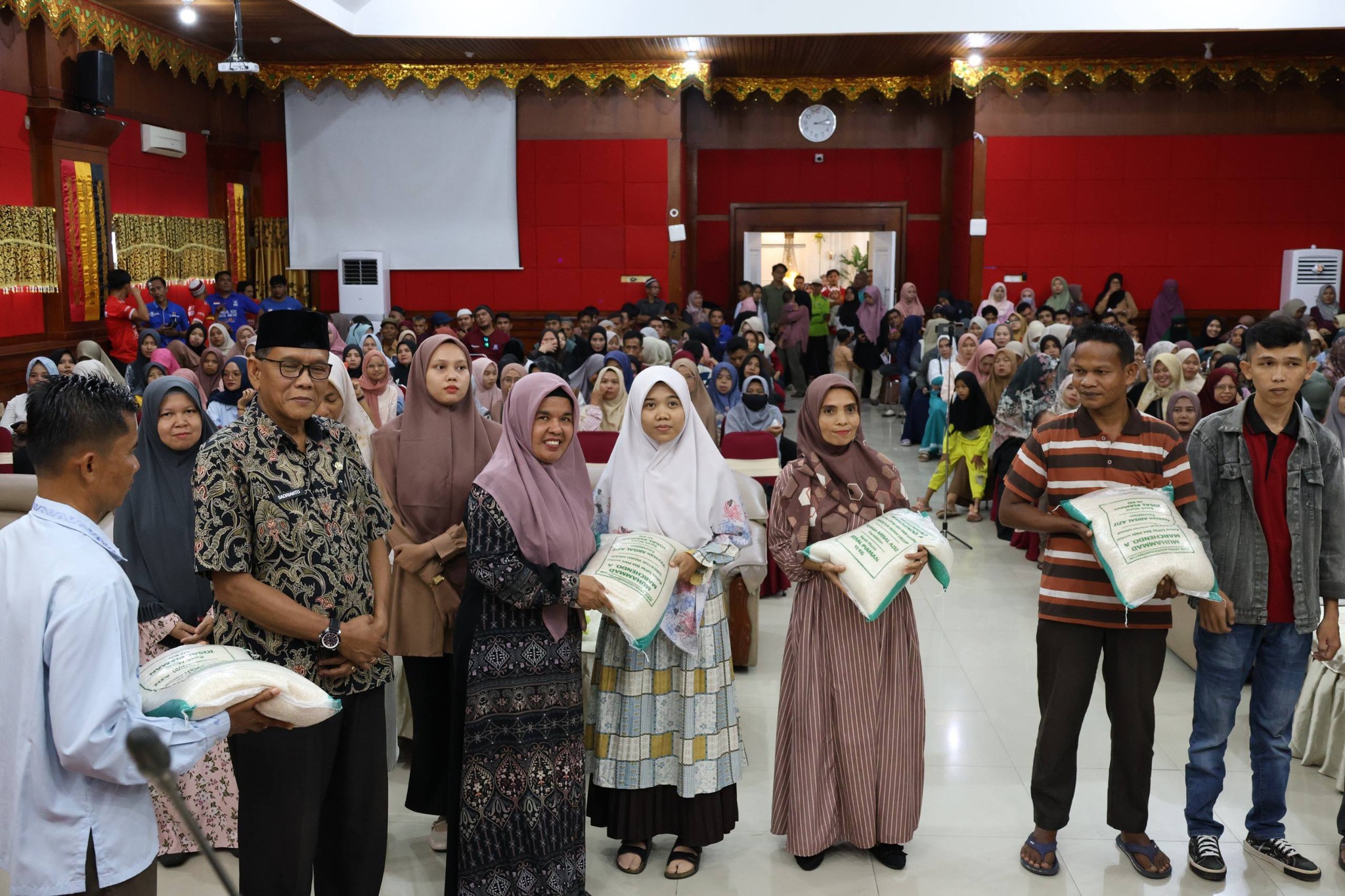 Sebanyak 276 guru dan tenaga kependidikan di Kota Pariaman menerima bantuan sembako, Rabu (18/3/2026).