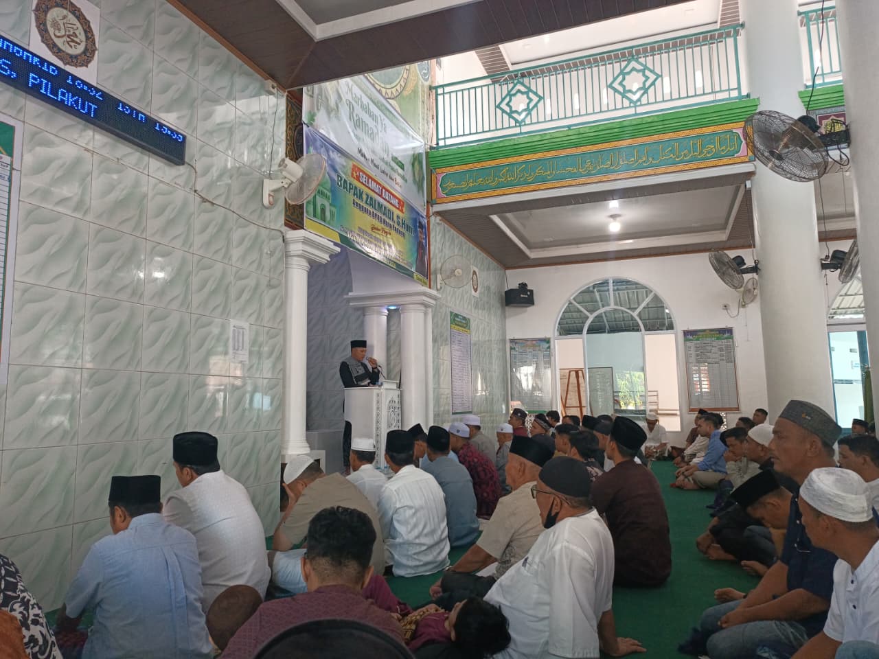 Jamaah mendengarkan penyampaian nasihat dalam khatib Salat Id yang berlangsung di Masjid Ikhlas, Kelurahan Gunung Sarik, Kecamatan Kuranji, Kota Padang Jumat (20/3/2026).