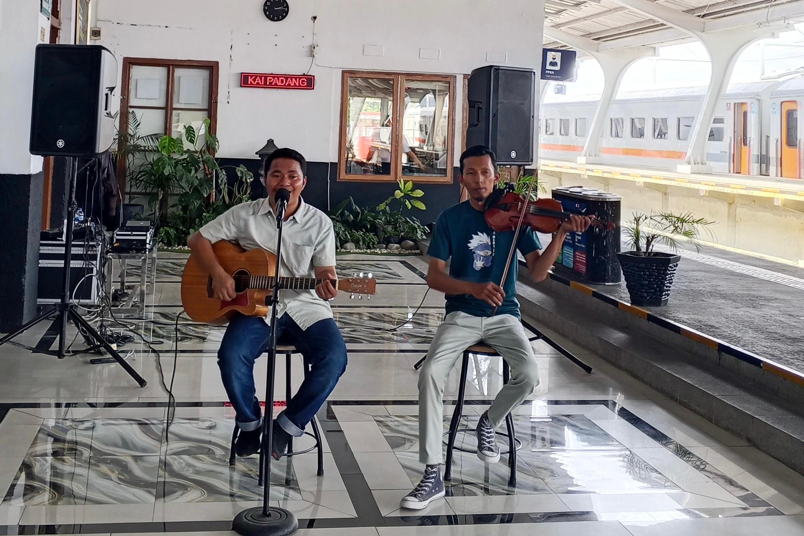 KAI Divre II Sumbar menghadirkan musik live di Stasiun Padang selama Angkutan Lebaran 2026 untuk meningkatkan kenyamanan penumpang kereta api.