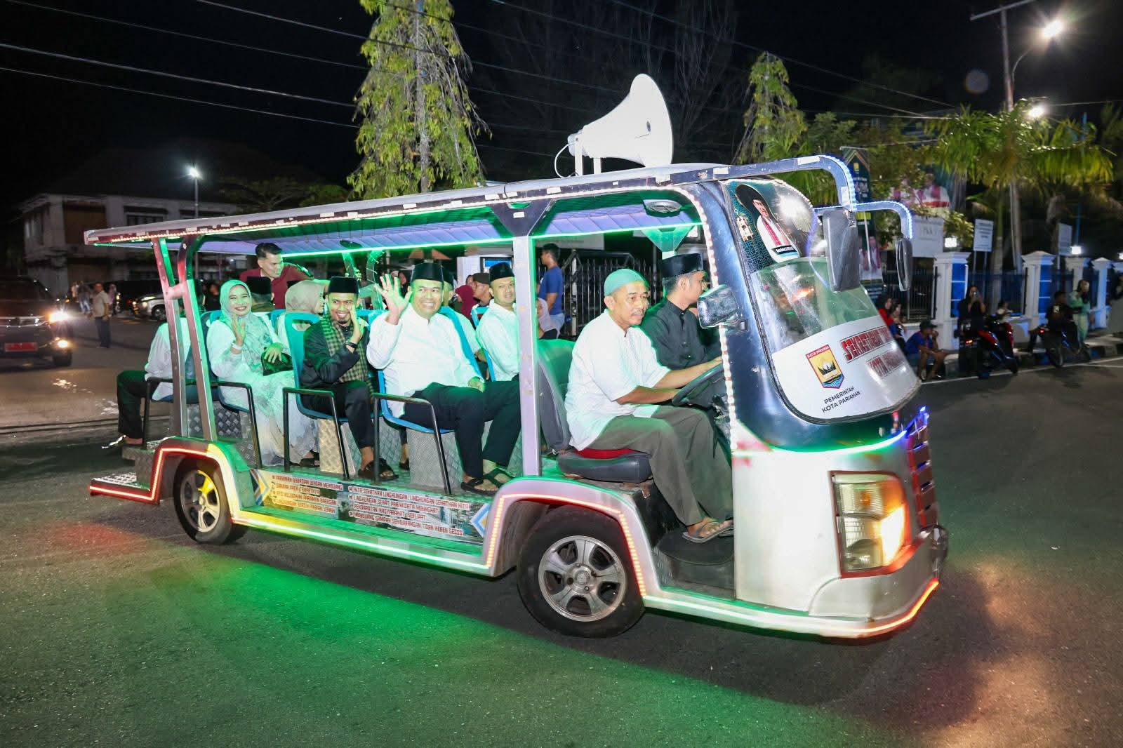 Takbiran keliling Pariaman 2026 berlangsung meriah, diikuti ratusan kendaraan dan dilepas Wali Kota, jadi ajang syiar dan silaturahmi warga.