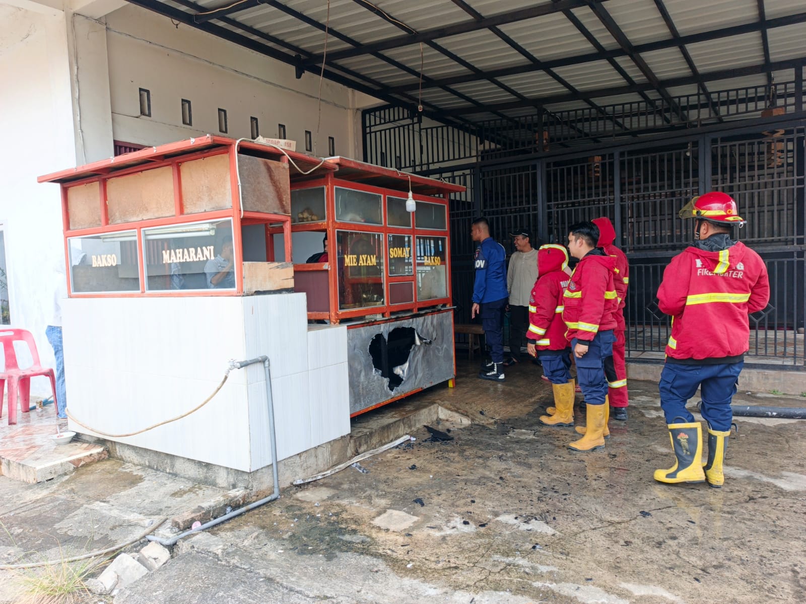 Gerobak bakso terbakar di Aiepacah Padang akibat percikan gas, kerugian Rp10 juta, petugas Damkar selamatkan rumah warga sekitar.