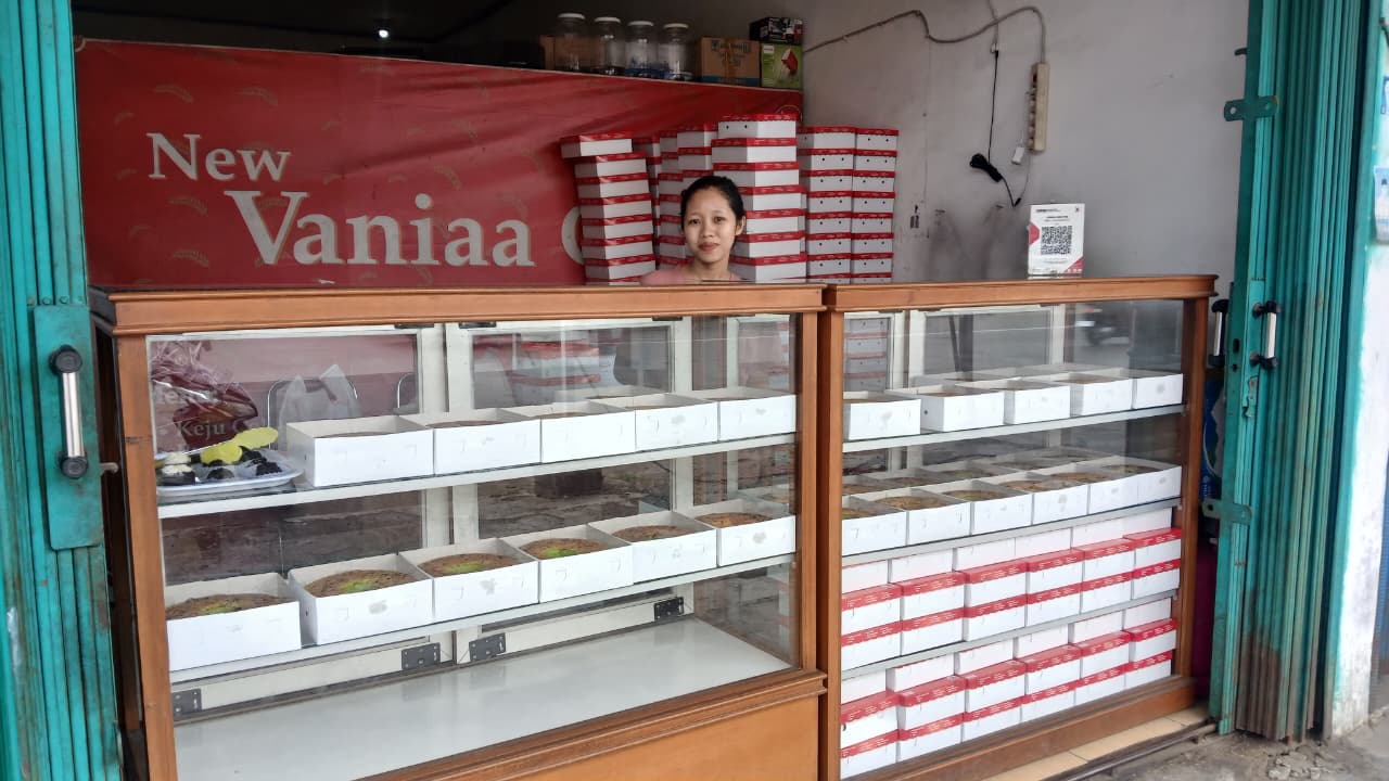 Tradisi manjalang mintuo dorong penjualan kue lebaran di Padang meningkat, meski daya beli masyarakat masih terdampak kondisi ekonomi.