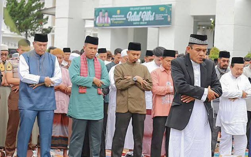 Salat Idul Fitri 1447 H di Balai Kota Pariaman dihadiri ribuan warga, Wali Kota Yota Balad sampaikan syukur dan ajak perkuat silaturahmi.