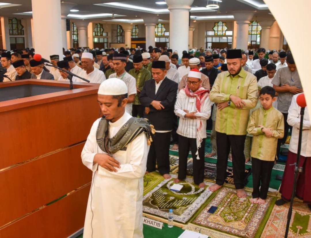 Wali Kota Padang, Fadly Amran, bersama ribuan jamaah melaksanakan Salat Idul Fitri 1 Syawal 1447 Hijriah di Masjid Agung Nurul Iman, Padang, Sabtu (21/3/2026).(Foto: Prokopim)