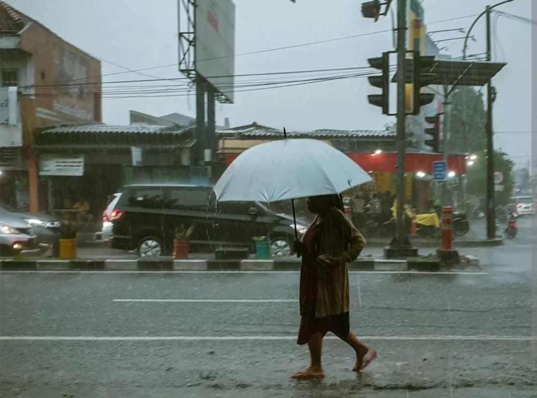 Masyarakat diminta waspada terhadap potensi hujan dengan intensitas sedang hingga lebat yang diprediksi melanda sejumlah kabupaten dan kota.(Foto: ilustrasi)