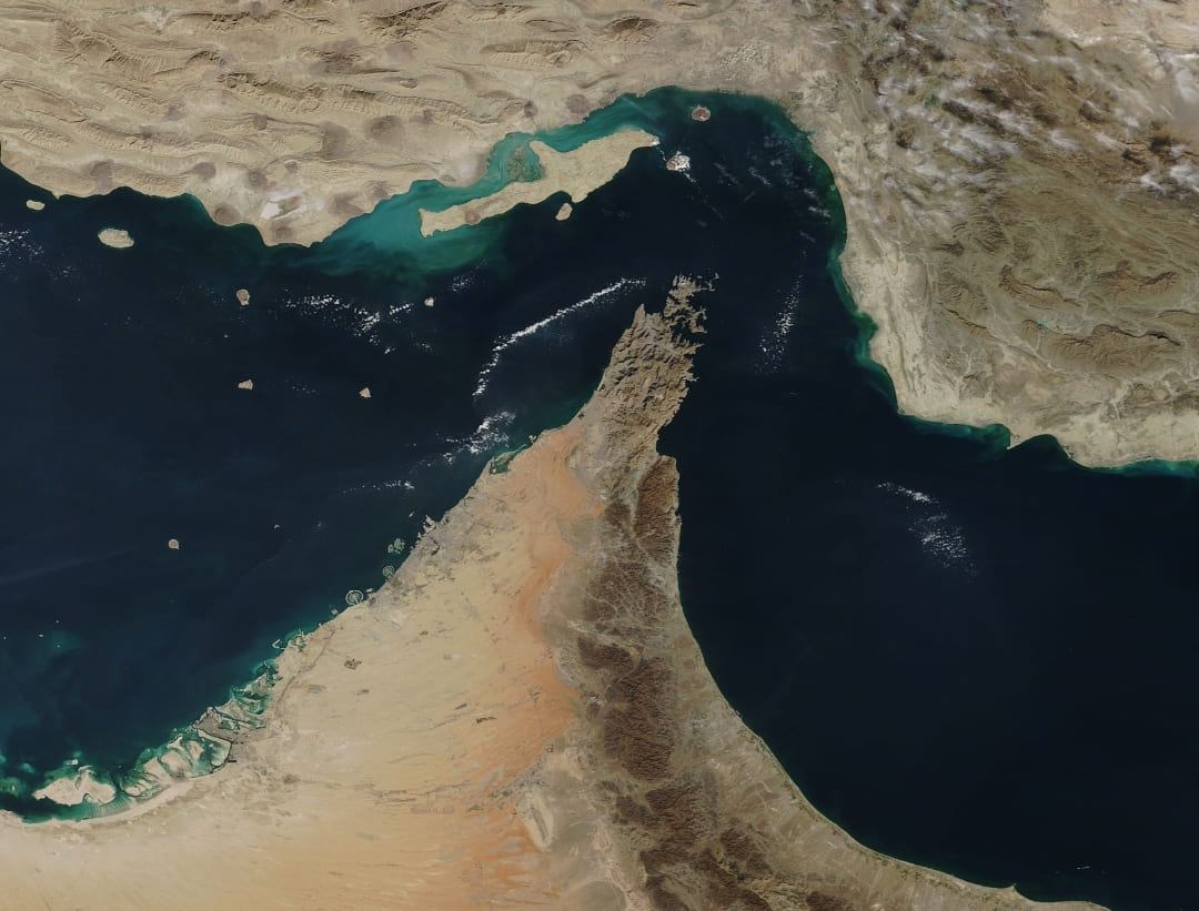 Selat Hormuz, jalur pelayaran strategis yang menghubungkan Teluk Oman dan Teluk Persia.(Foto: Wikipedia)