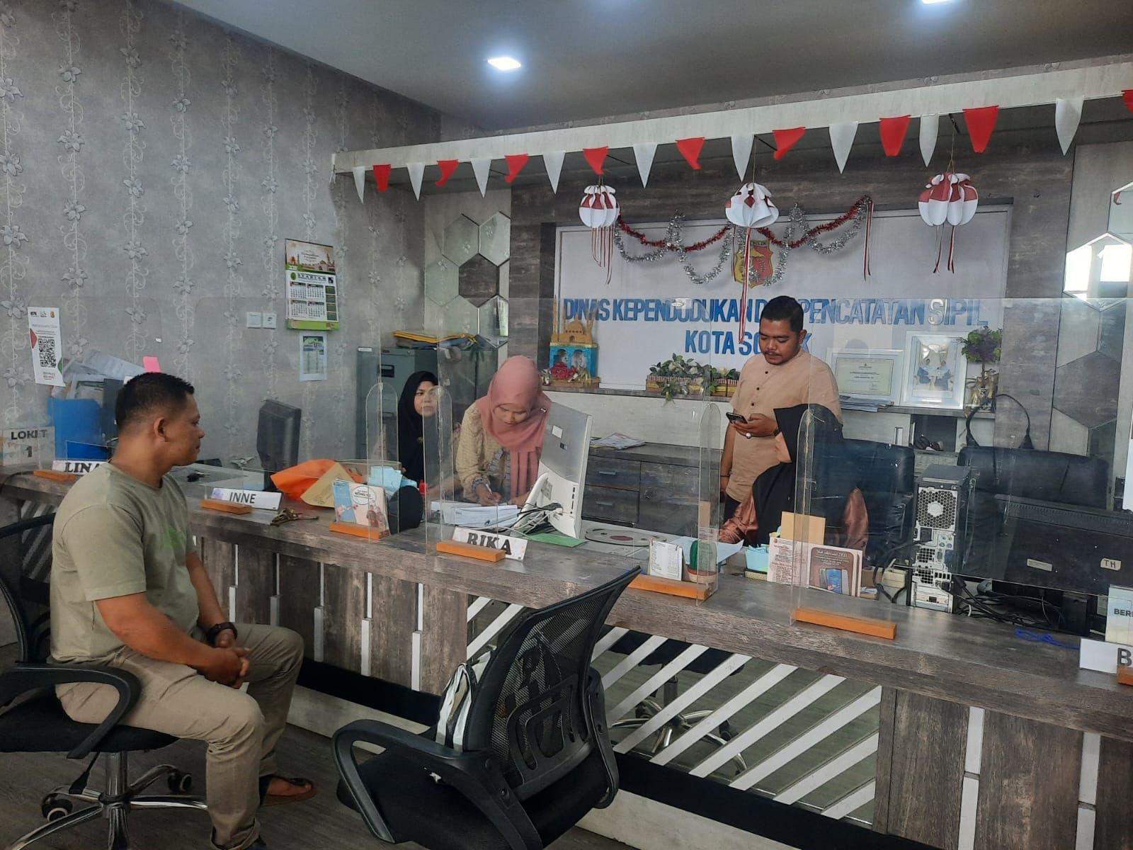 Disdukcapil Kota Solok tetap buka layanan administrasi kependudukan selama cuti Lebaran 2026 dengan jadwal khusus dan pelayanan tatap muka.