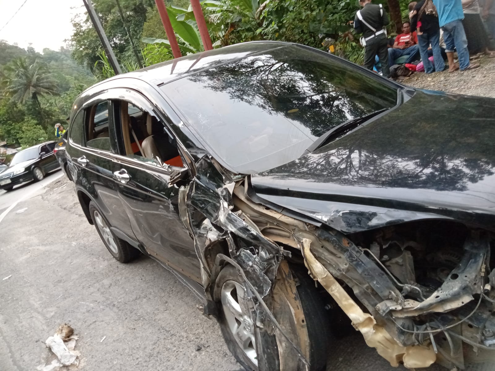 Kecelakaan CRV dan Pajero di Lubukparaku Padang akibat rem blong, Minggu 22 Maret 2026, tanpa korban jiwa namun kendaraan rusak berat.