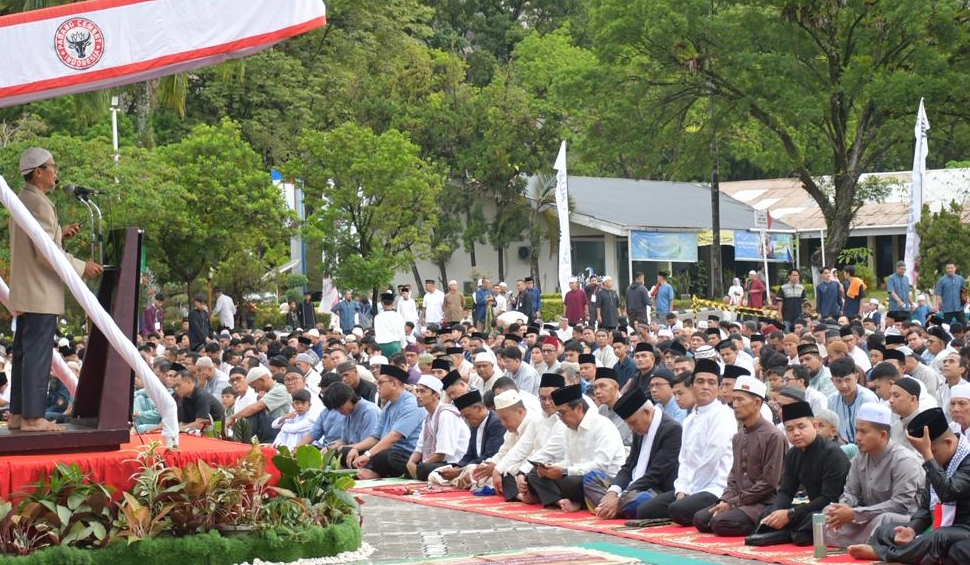 Ribuan jemaah memadati Plaza Kantor Pusat PT Semen Padang di Indarung untuk Salat Idulfitri 1447 H yang digelar bersama PHBI dengan khutbah Duski Samad.