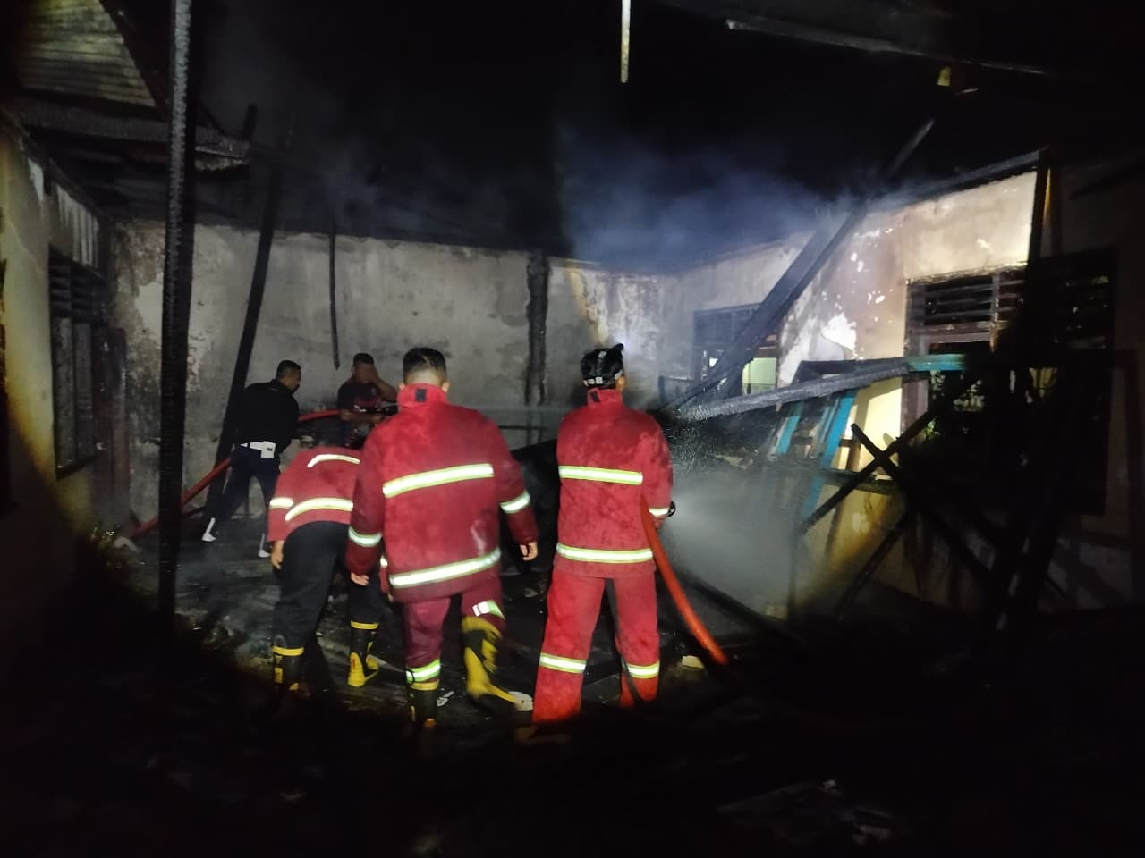 Kebakaran melanda bangunan bekas BKD Padangpariaman, Minggu dini hari (22/3/2026).
