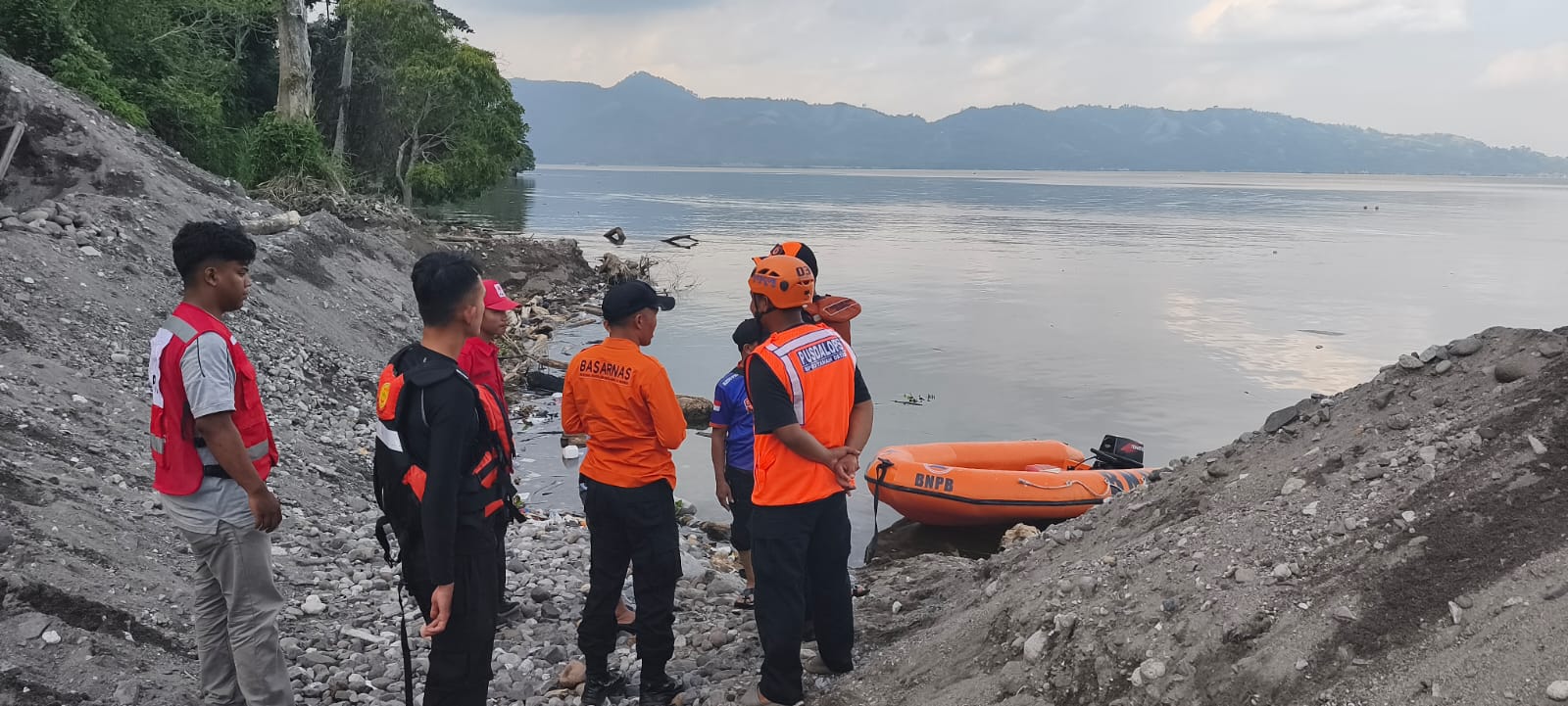 Bocah 7 tahun hilang terseret arus di Danau Singkarak, Tanahdatar, Senin 23 Maret 2026, tim SAR masih lakukan pencarian intensif.