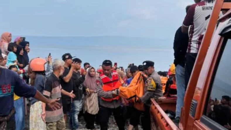 Bocah laki-laki berusia 7 tahun yang tenggelam di Danau Singkarak, Tanahdatar, ditemukan meninggal oleh tim SAR gabungan setelah pencarian sejak siang hari.