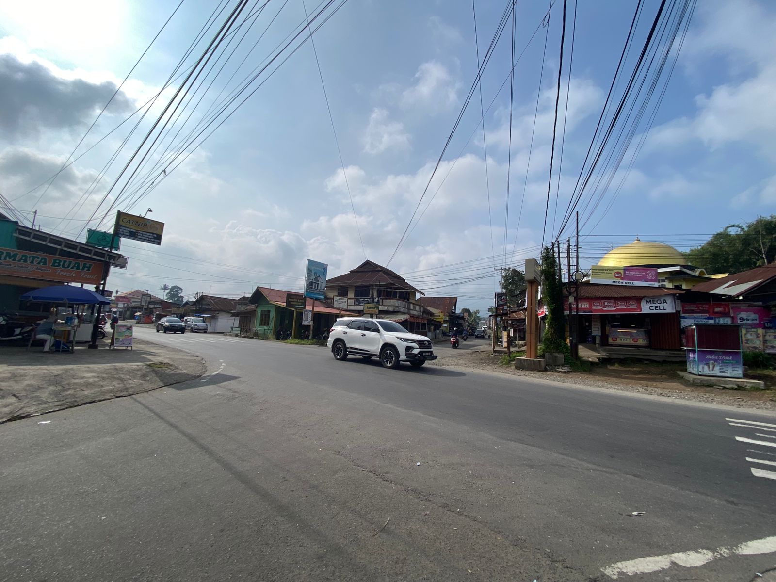 Arus lalu lintas di kawasan Simpang Candung yang menjadi jalur penghubung antara Bukittinggi, Payakumbuh, serta menuju Riau, terpantau masih relatif sepi pada Selasa (23/3/2026).