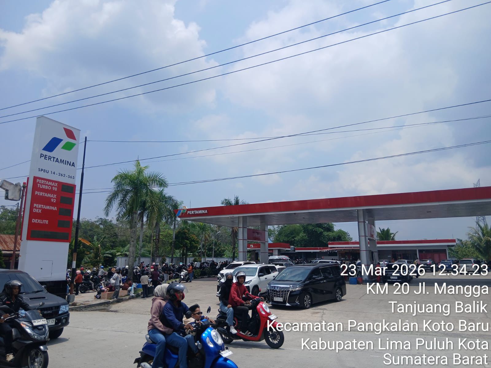 Pertamina memastikan penyaluran BBM di SPBU 14.262.565 Tanjung Bolik tetap normal meski terjadi peningkatan antrean kendaraan di jalur Sumbar&ndash;Riau.