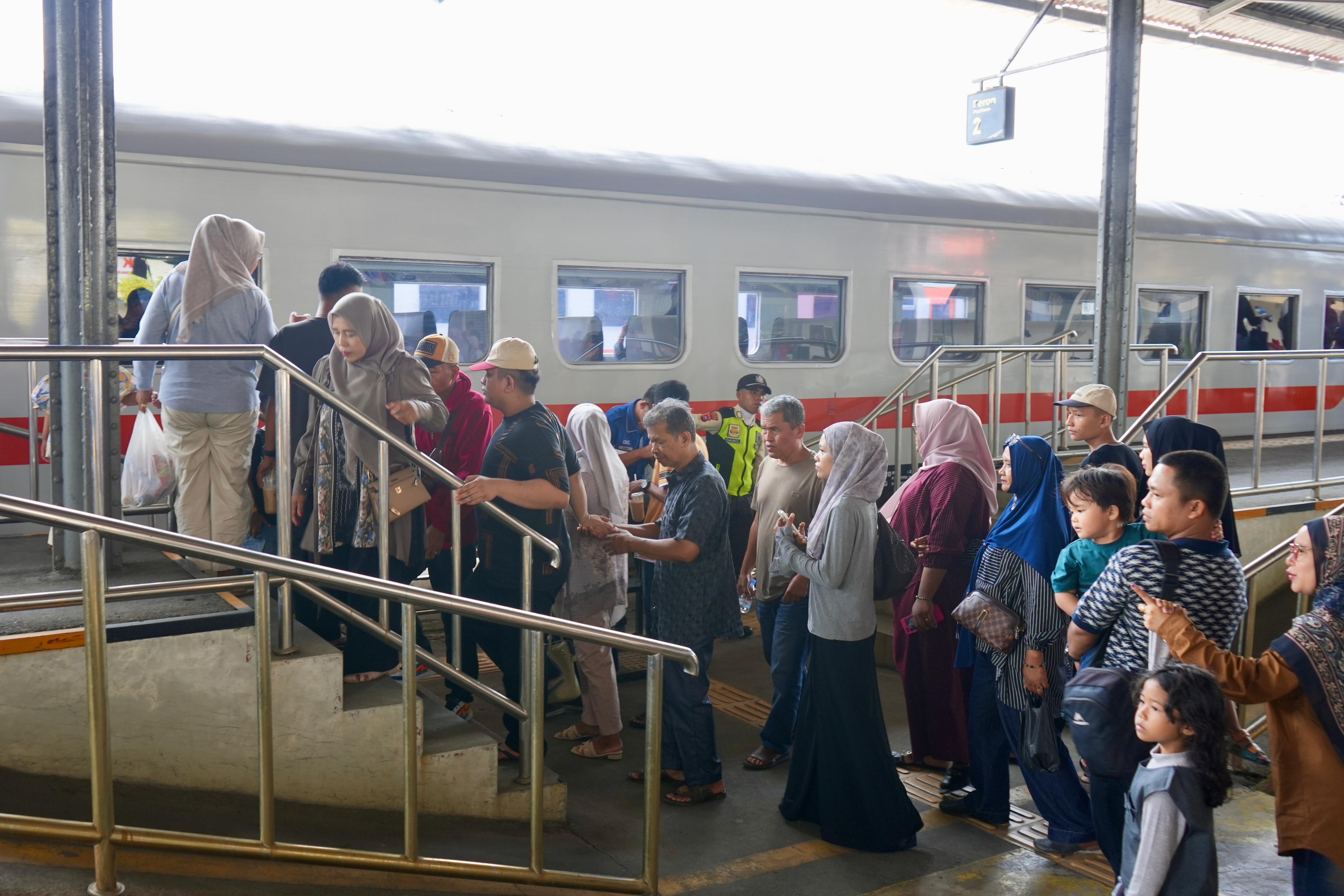 KAI Divre II Sumbar memprediksi puncak penjualan tiket kereta api Angkutan Lebaran terjadi pada 24 Maret 2026. KA Pariaman Ekspres menjadi layanan favorit penumpang.