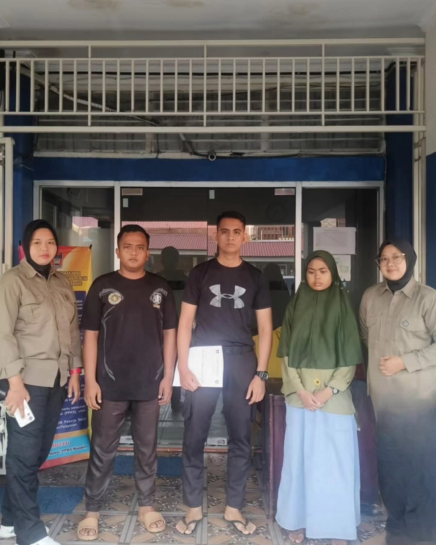 Perempuan tanpa identitas (kanan) ditemukan telantar di Jalan Permindo, Kota Padang, dan kini diamankan Satpol PP sambil menunggu keluarga yang mengenalnya.