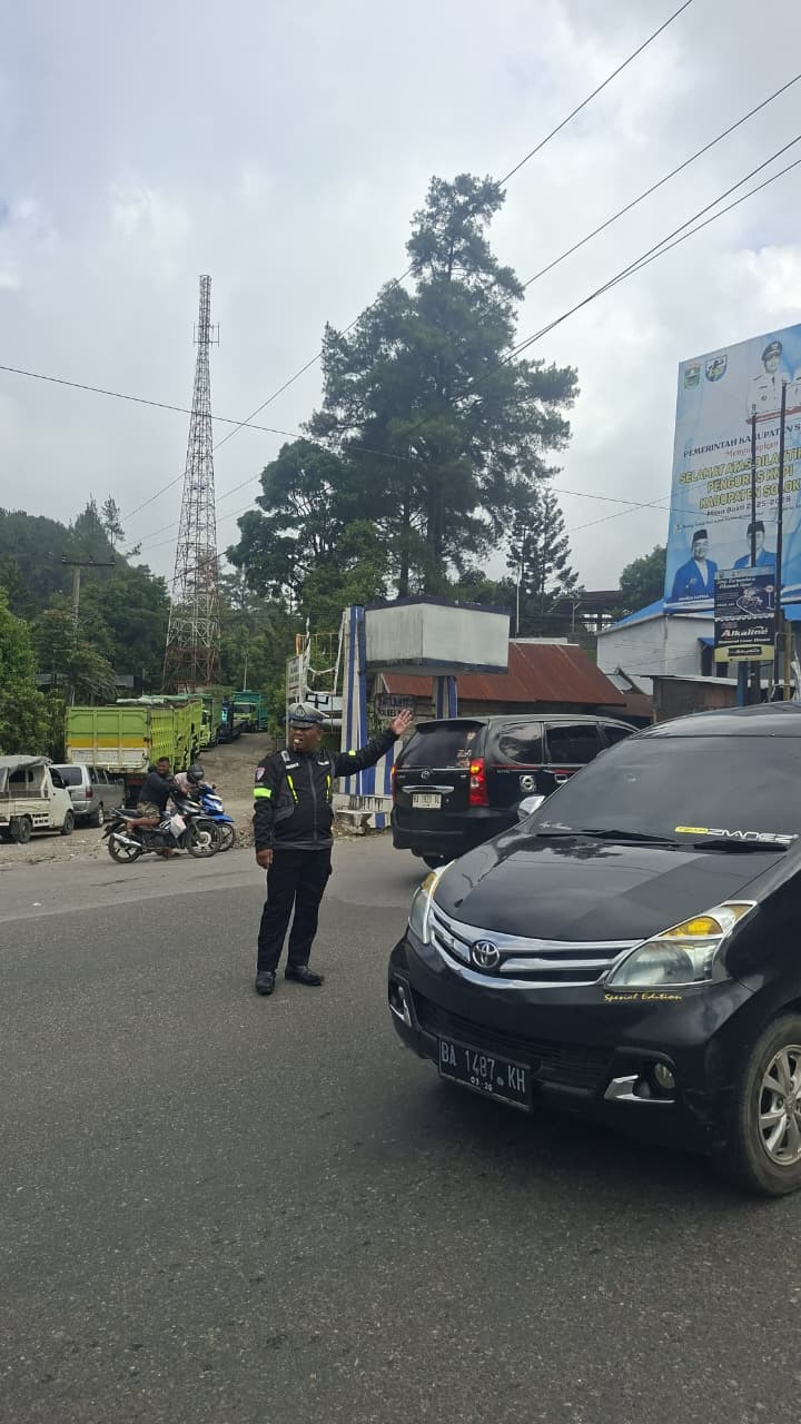 Arus kendaraan di Simpang Lubukselasih, Kabupaten Solok, meningkat pada H+3 Lebaran 2026. Polisi memastikan lalu lintas masih lancar dan mengimbau pengendara berhati-hati.