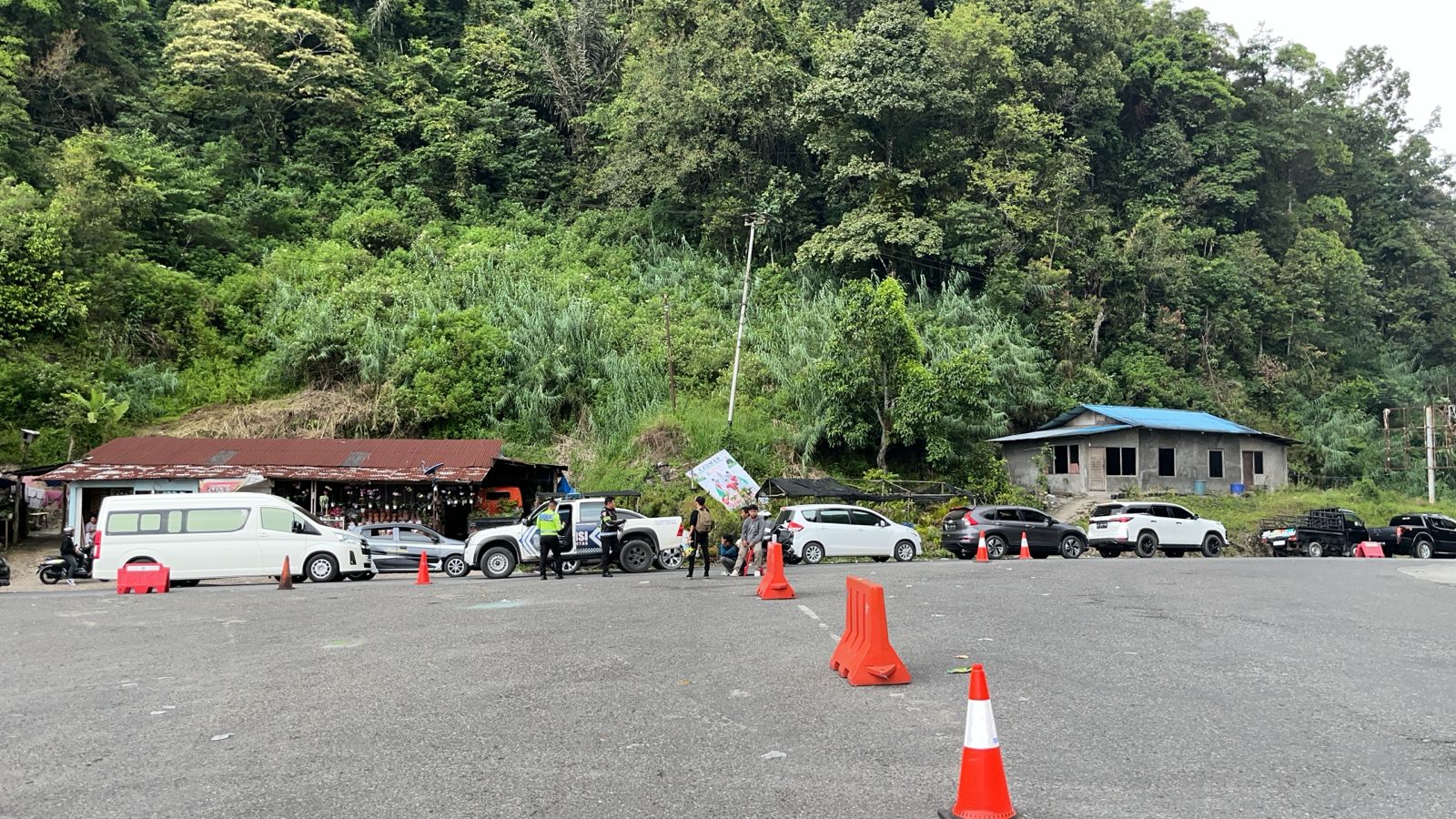 Satlantas Polres Solok memberlakukan sistem one way di Simpang Pintu Angin, Selasa (24/3/2026). (Satlantas Polres Solok)