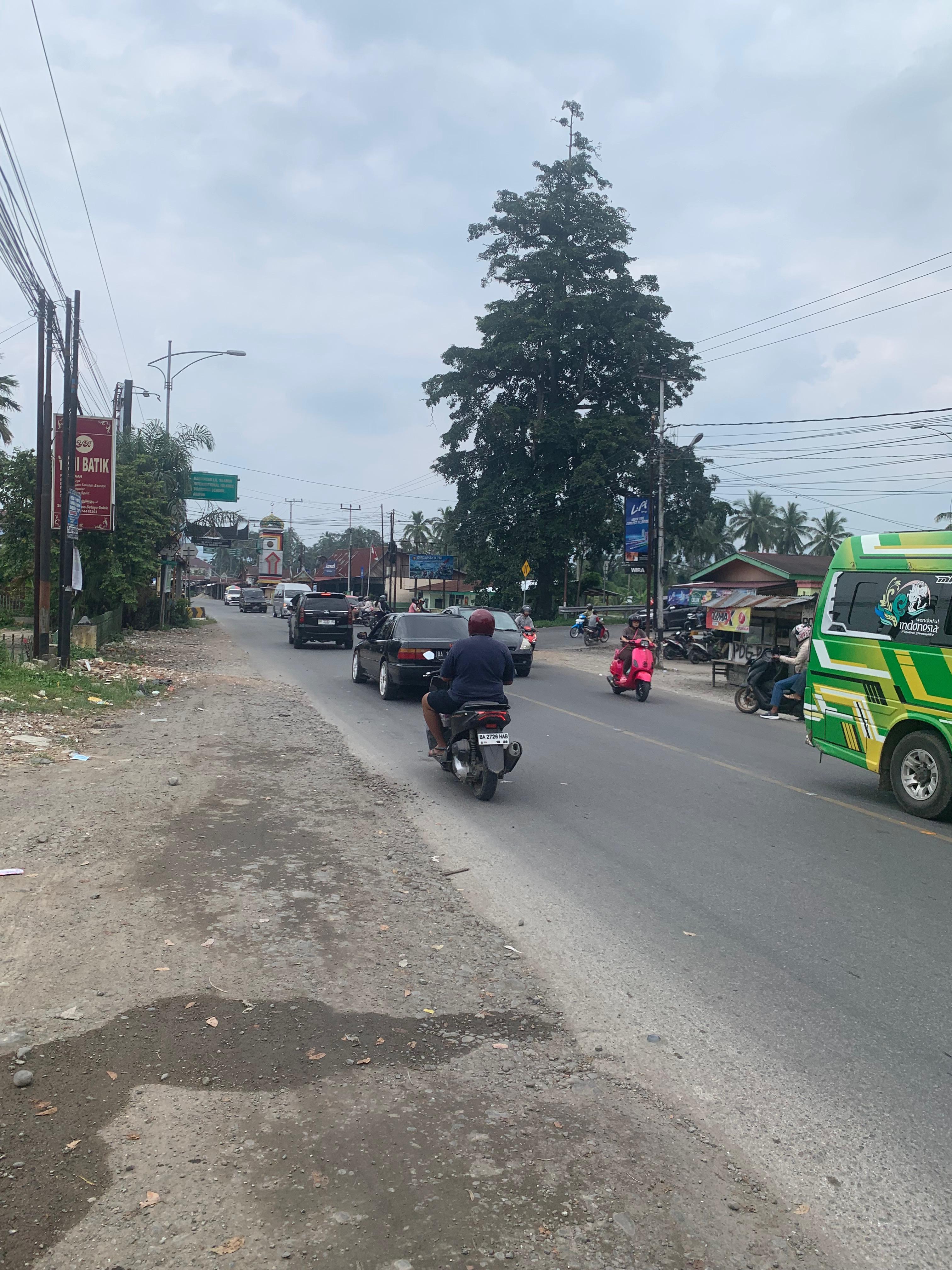 Arus lalin Padang-Solok macet di By Pass Salayo, Solok, Selasa 24 Maret 2026 akibat lonjakan kendaraan pemudik, petugas lakukan pengaturan lalu lintas.
