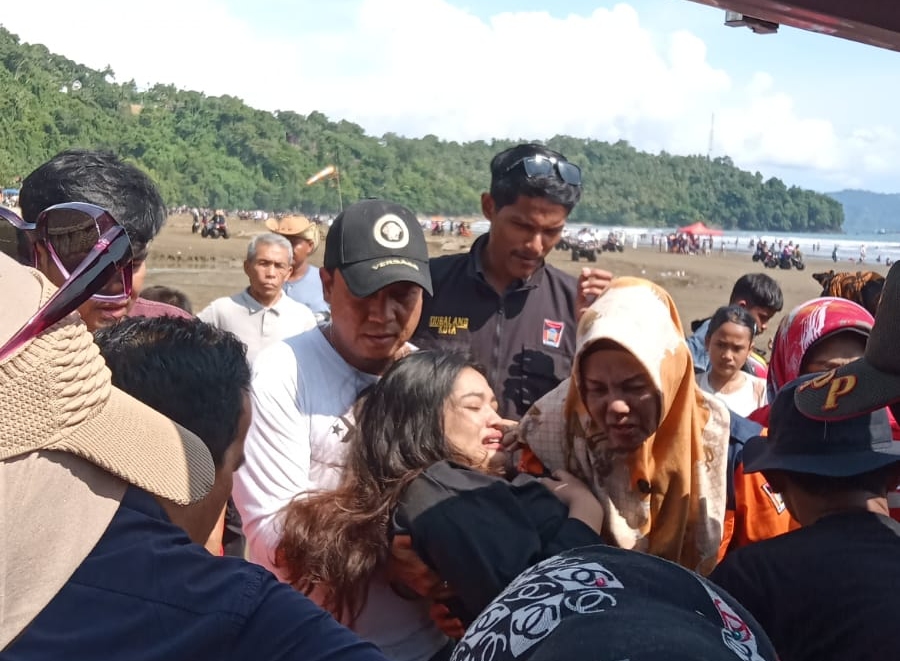 Kecelakaan ATV terjadi di Pantai Air Manis Padang. Seorang pengunjung bernama Suci cedera setelah terjatuh dan terlindas ATV lain, korban dilarikan ke RS Reksodiwiryo.