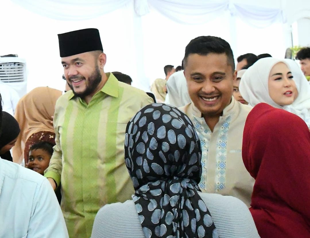 Fadly Amran bersama Vasco Ruseimy menyambut warga dalam Open House Idul Fitri 1447 H di palanta rumah dinas Wali Kota Padang, Sabtu (21/3/2026).(Foto: Prokopim)