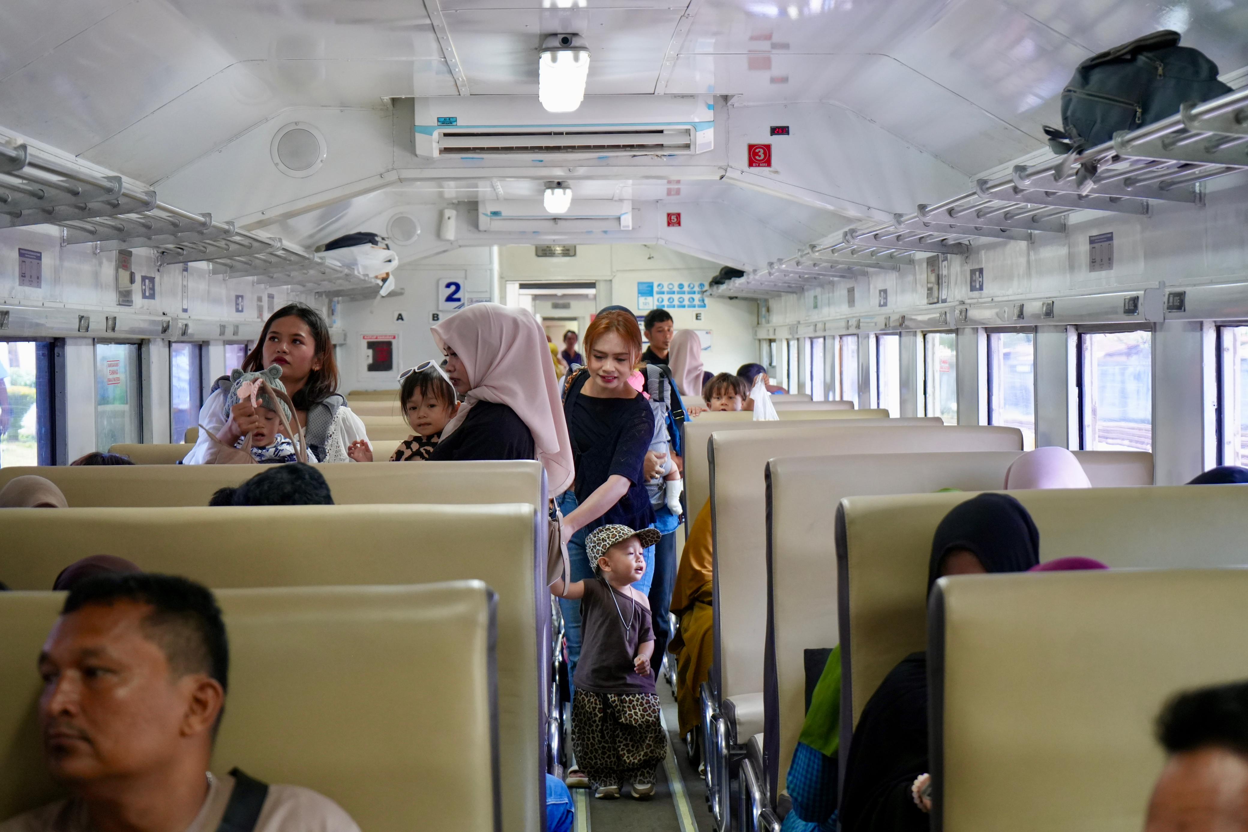 Penumpang kereta api di Sumatera Barat mencapai 10.252 orang pada H+2 Lebaran 2026. KAI Divre II Sumbar mencatat angka itu setara 132 persen dari kapasitas kursi.