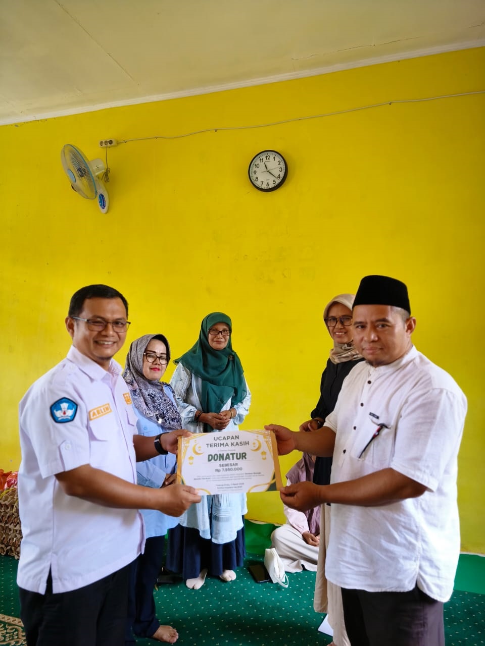 INDAHNYA BERBAGI: Pengawas sekolah, Kepala sekolah dan Komite Sekolah SMPN 3 Tanjungemas mengucapkan terima kasih pada masyarakat dengan terselenggaranya GERABAH di UPT SMPN 3 Tanjung Emas.