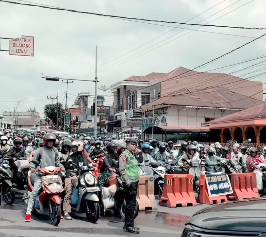 One way Sicincin-Padangpanjang resmi ditutup 24 Maret 2026, Ditlantas Polda Sumbar sebut operasi berjalan lancar tanpa insiden.
