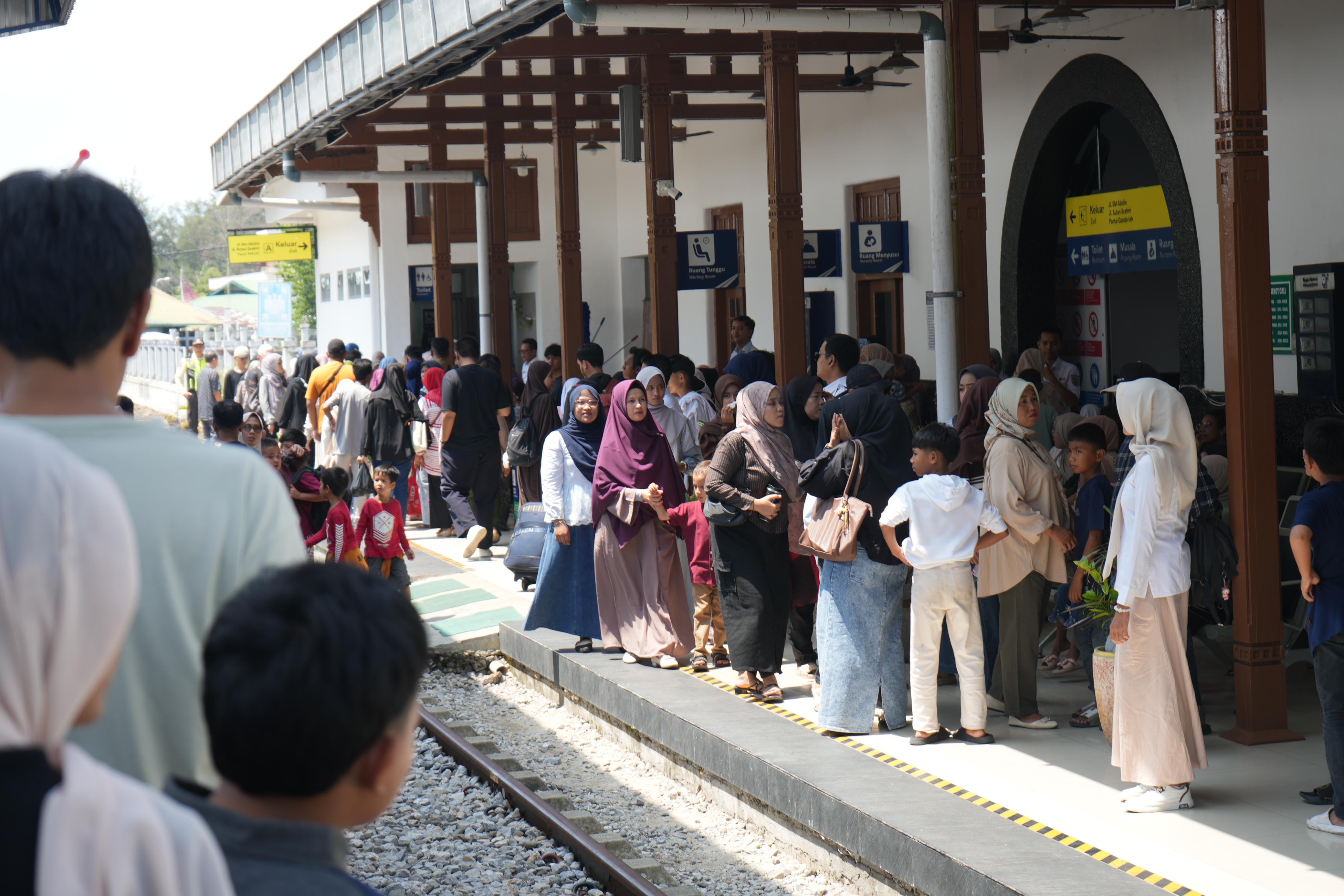 Penumpang kereta api di Sumatera Barat mencapai 106.747 orang selama Angkutan Lebaran 2026. Stasiun Padang mencatat mobilitas tertinggi penumpang.