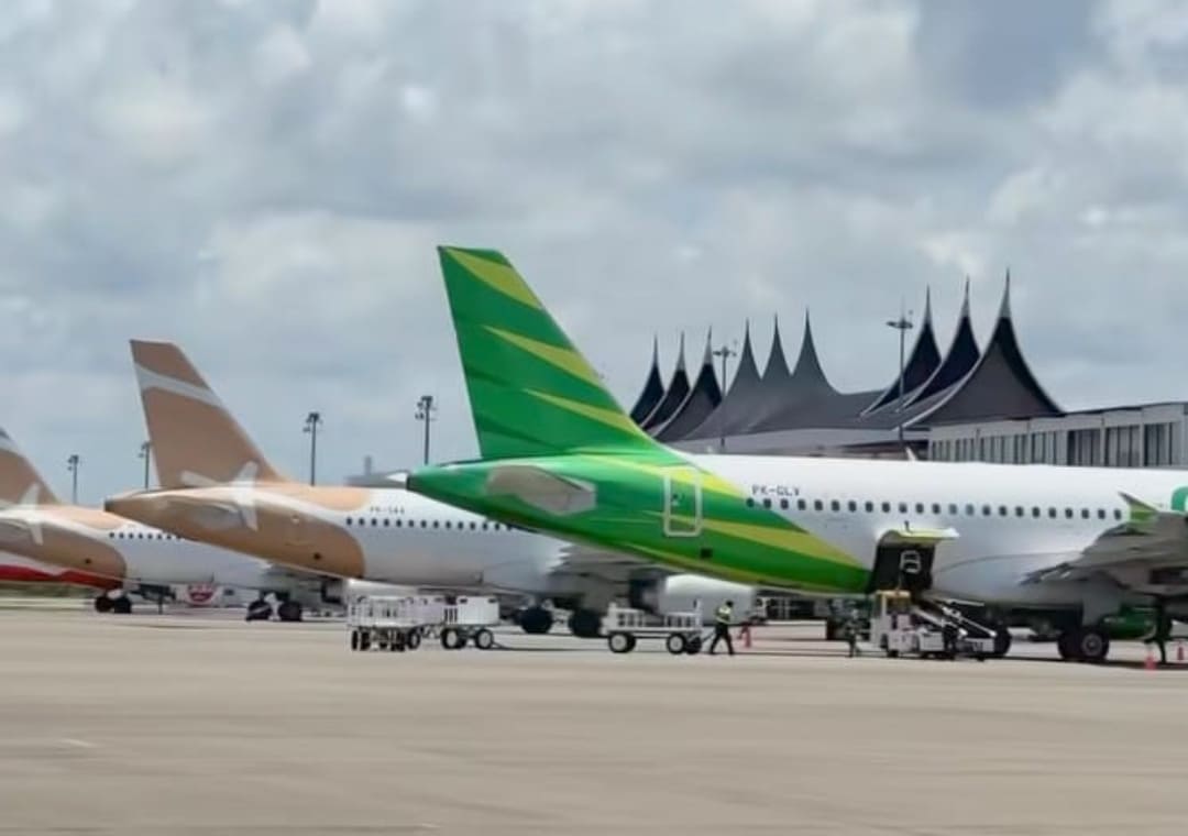 Aktivitas pendaratan pesawat di Bandara Internasional Minangkabau (BIM) terpantau padat pada Rabu (25/3/2026).(Foto: BIM)