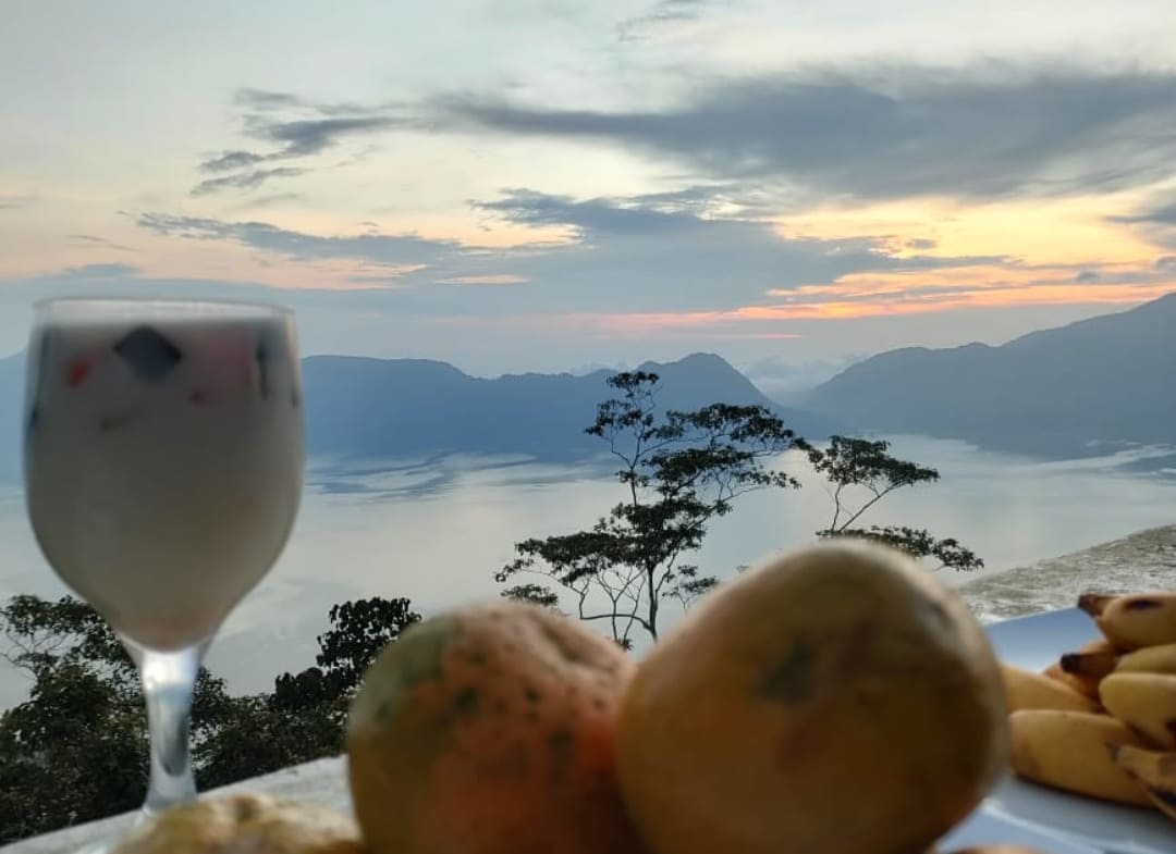 Sunset di Danau Maninjau terlihat dari kawasan Lawang Park, menghadirkan perpaduan panorama danau dan Samudera Hindia pada sore hari.(Foto: IST)