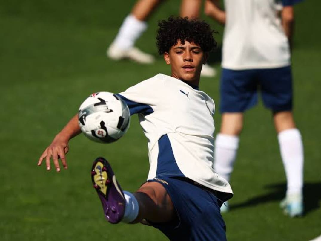 Penyerang muda Portugal U-17, Cristiano Ronaldo Jr., saat beraksi di lapangan. Remaja kelahiran AS ini kini fokus mempersiapkan diri di Real Madrid U-16.(Foto: Dok. Heraldnews)