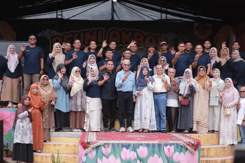 Wali Kota Solok, Ramadhani Kirana Putra, menghadiri kegiatan Reuni Akbar sekaligus Pelantikan Ikatan Alumni (IKA) SMA Negeri 3 Kota Solok pada Selasa (24/03/2026).