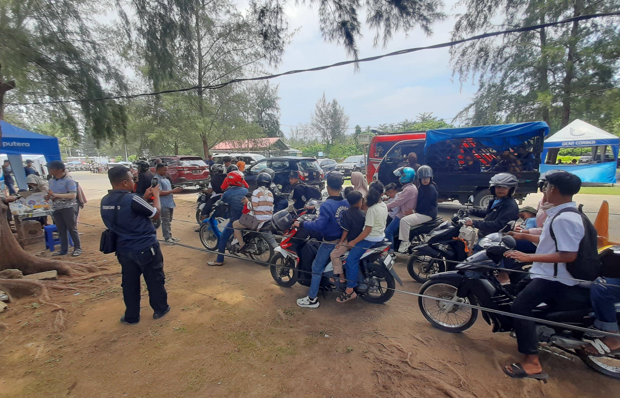 Kunjungan wisatawan ke Pantai Air Manis meningkat saat Lebaran 1447 H. Perumda PSM mengatur akses masuk dan sistem pembayaran untuk mengantisipasi kemacetan.