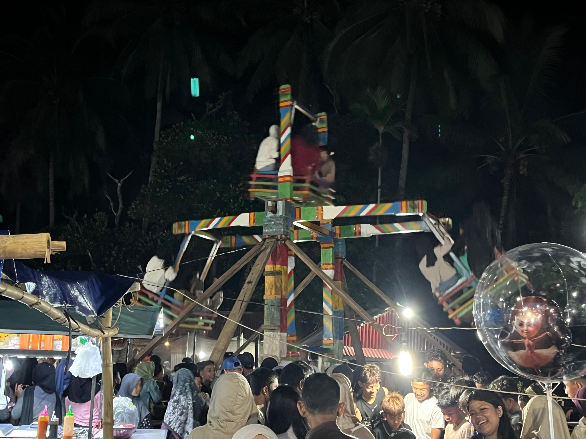Buayan Kaliang di Kayu Aro, Bungus Barat, menjadi daya tarik warga saat libur Lebaran. Ayunan tradisional ini hadir setahun sekali dan ramai dikunjungi.