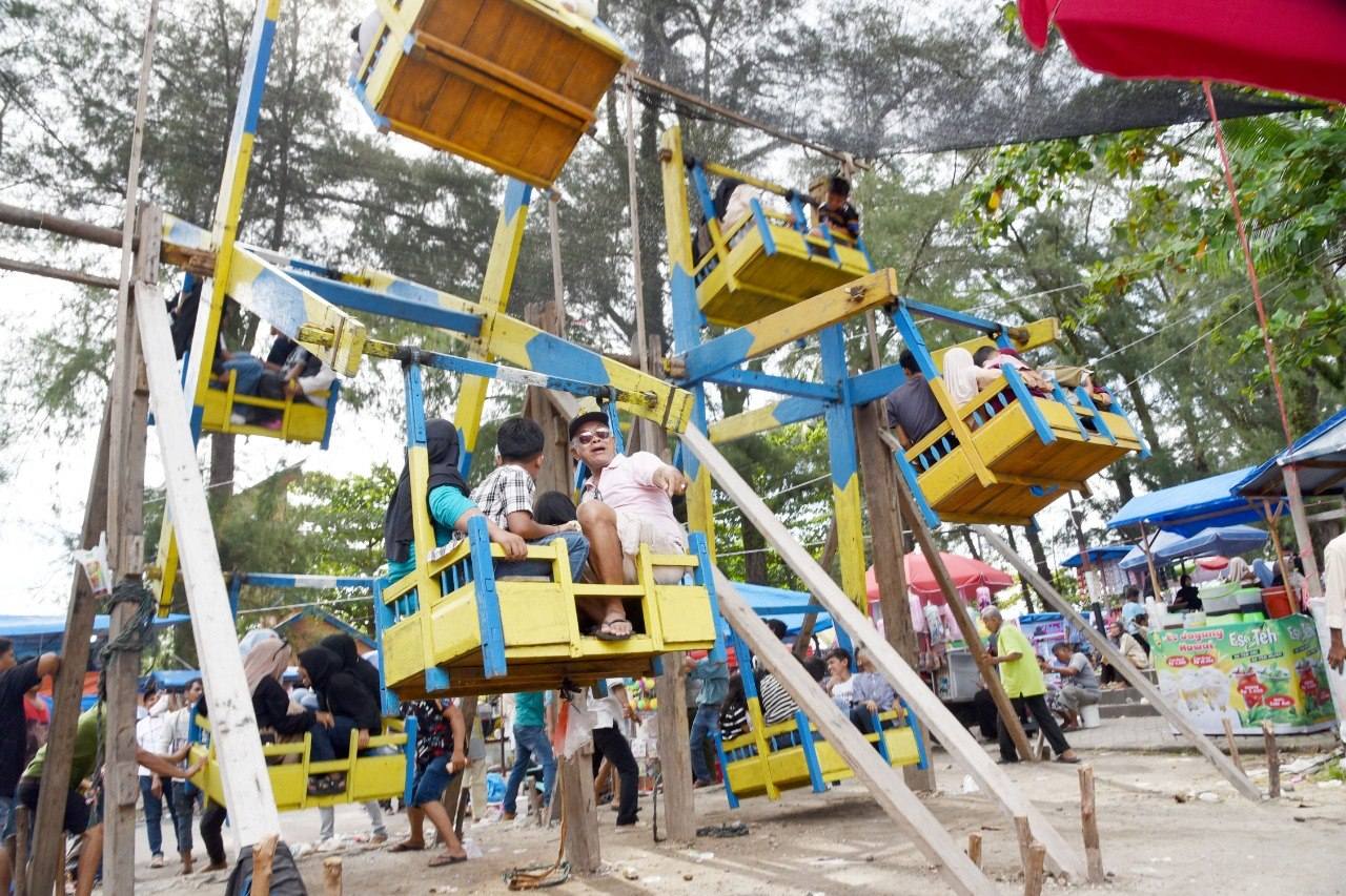 Buayan Kaliang di Pariaman tetap menjadi tradisi Lebaran selama 70 tahun. Permainan tradisional dekat Pantai Gandoriah ini masih diminati pengunjung.