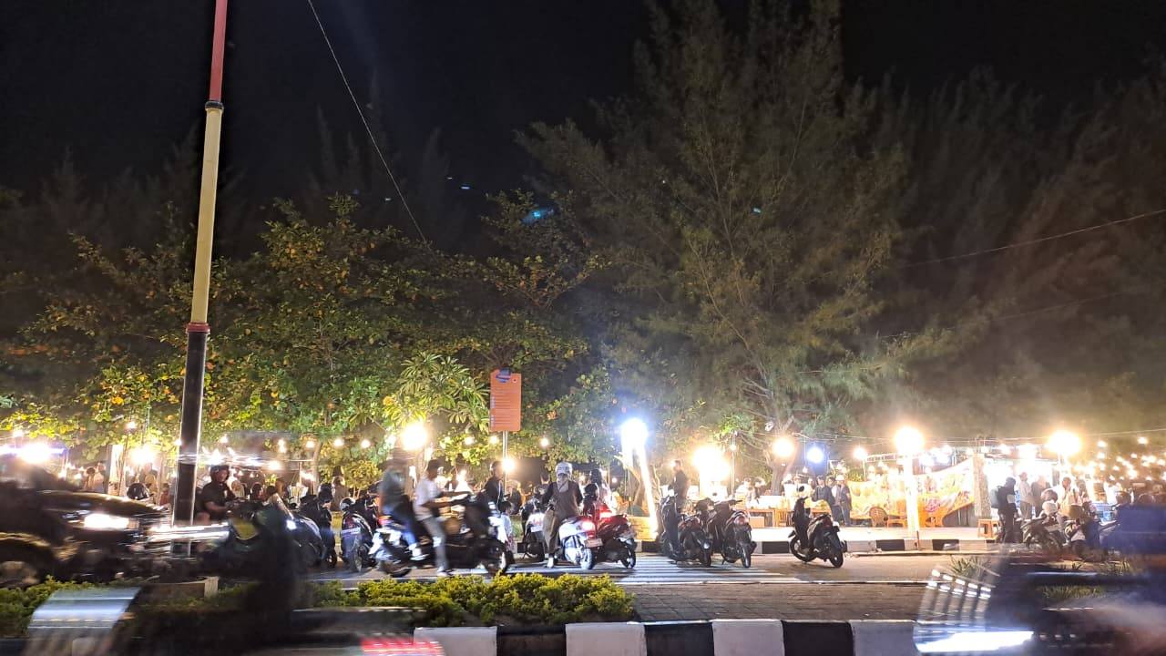 Kawasan Monumen Padang IORA di Pantai Purus Padang dipadati wisatawan saat libur Lebaran. Pengunjung menikmati wisata malam, kuliner, dan wahana permainan.